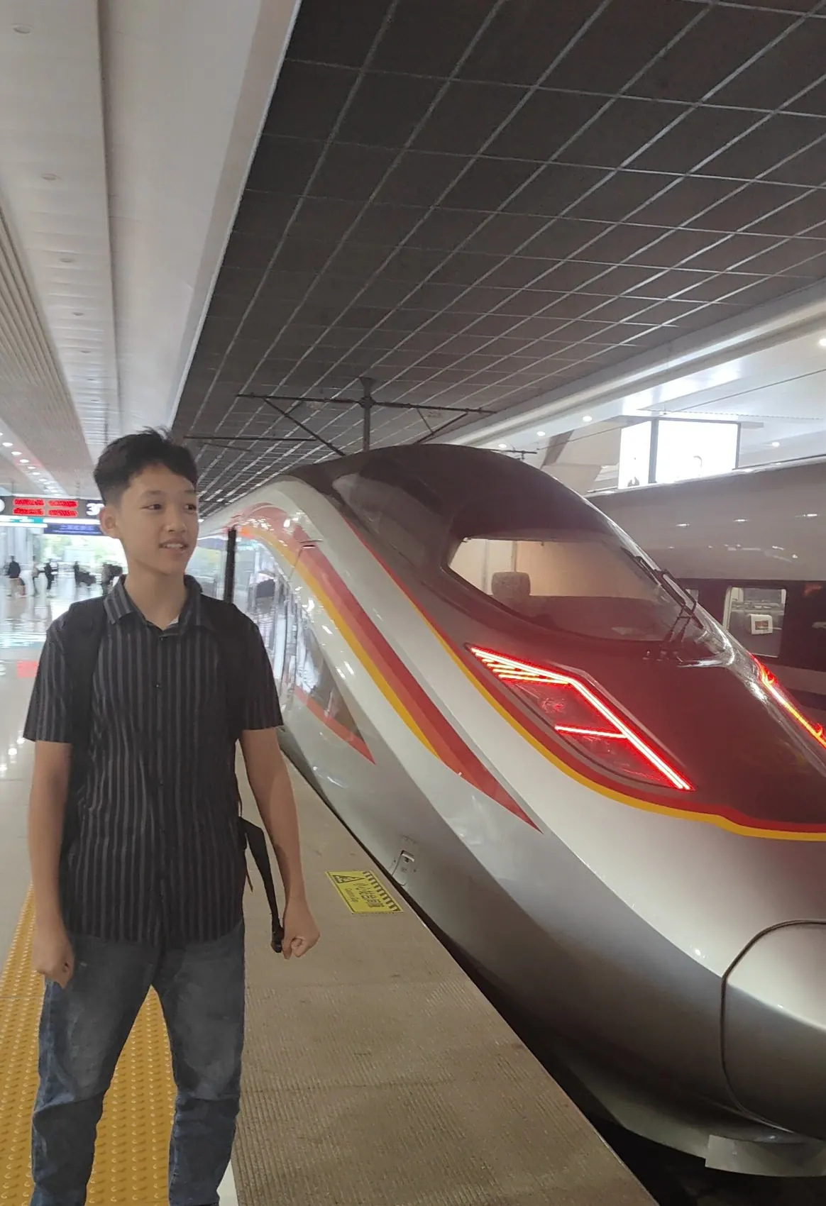 Quang trước một đoàn tàu cao tốc ở Trung Quốc